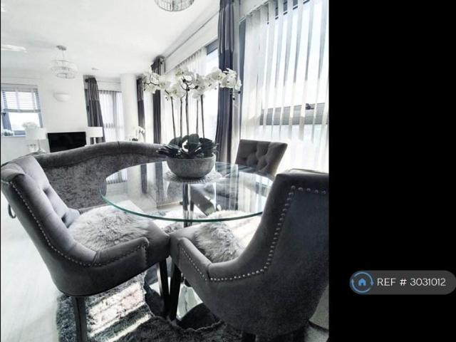 Flat for rent in London Borough of Redbridge, Greater London