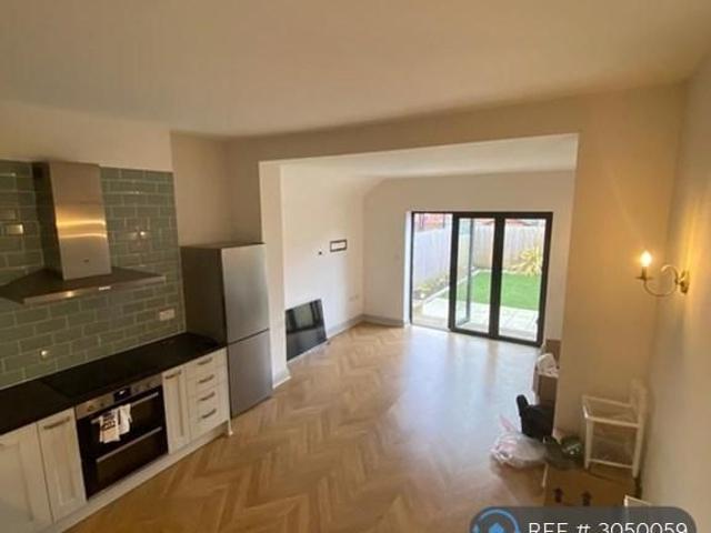 Apartment for rent in Strawberry Hill, Greater London