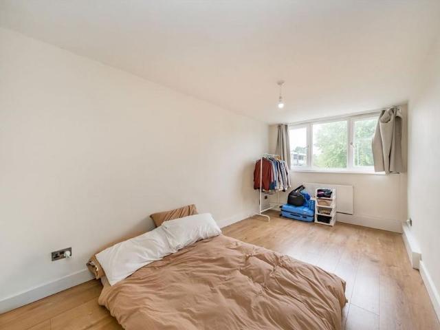 Apartment for rent in Brondesbury Park, Greater London