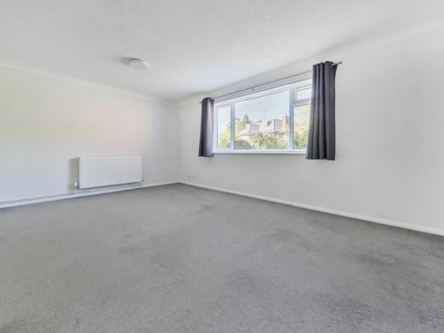 Apartment for rent in Row Town, Surrey