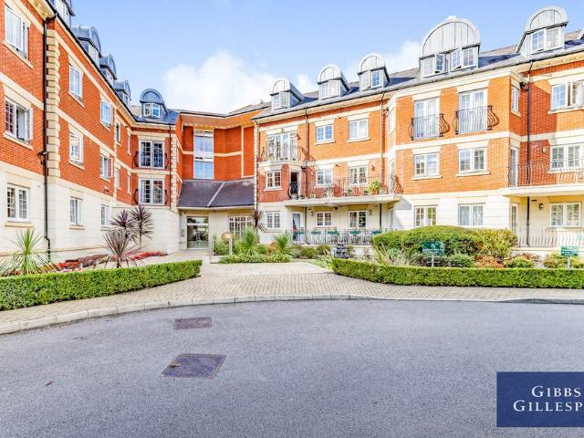 Flat for rent in Pinner, Greater London