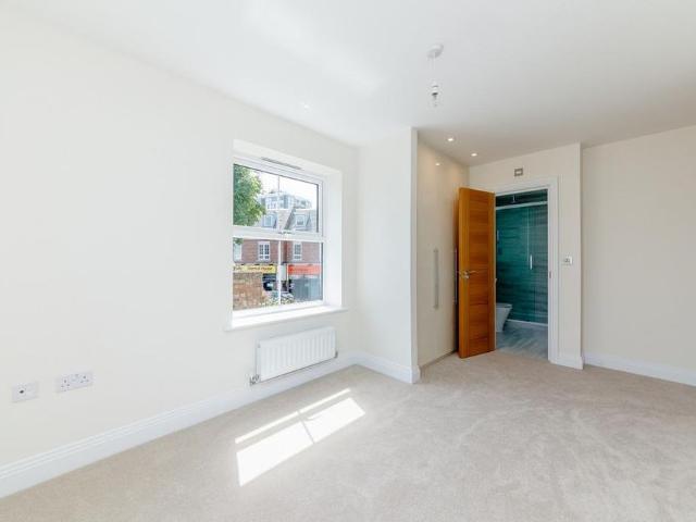 Apartment for rent in Blackhills, Surrey