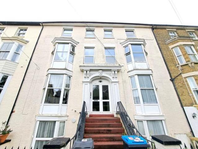 Flat for rent in Upton, Acol