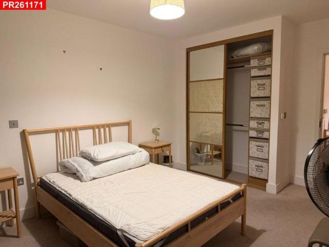 Apartment for rent in Queen's Park, Greater London