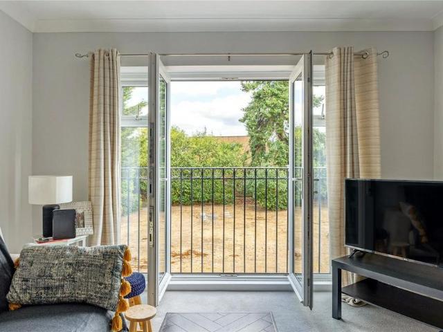 Apartment for rent in Blackhills, Surrey