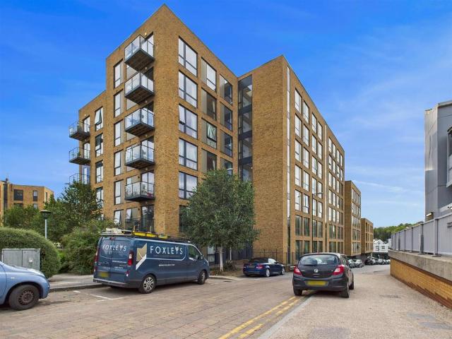 Flat for rent in London Borough of Croydon, Greater London