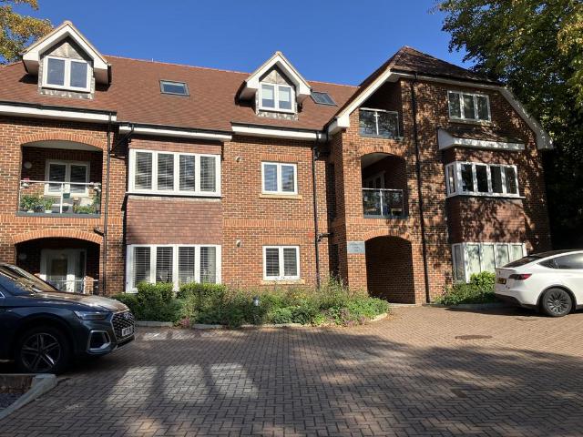Flat for rent in London Borough of Croydon, Purley