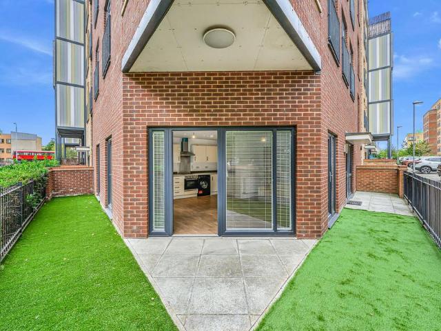 Flat for rent in Rush Green, Greater London