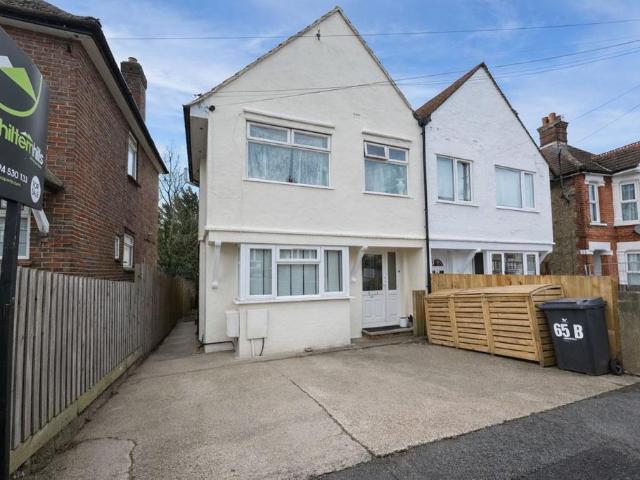 Flat for rent in Totteridge, Cressex