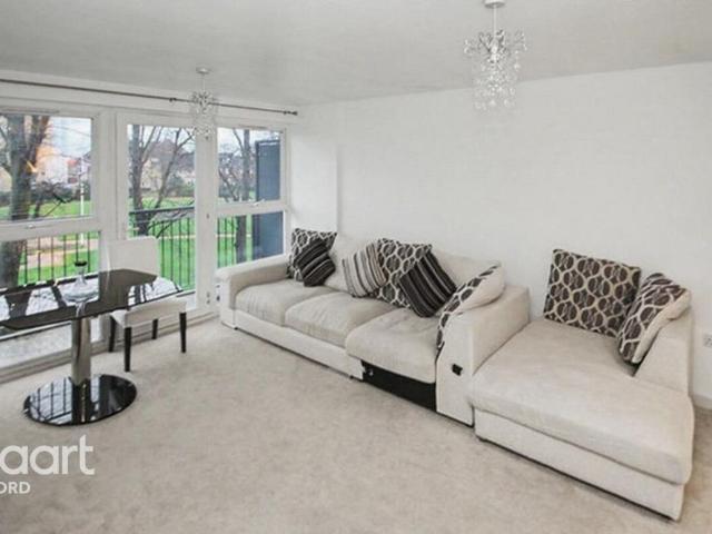 Apartment for rent in Newbury Park, Greater London