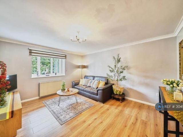 Apartment for rent in Mill Meads, Greater London