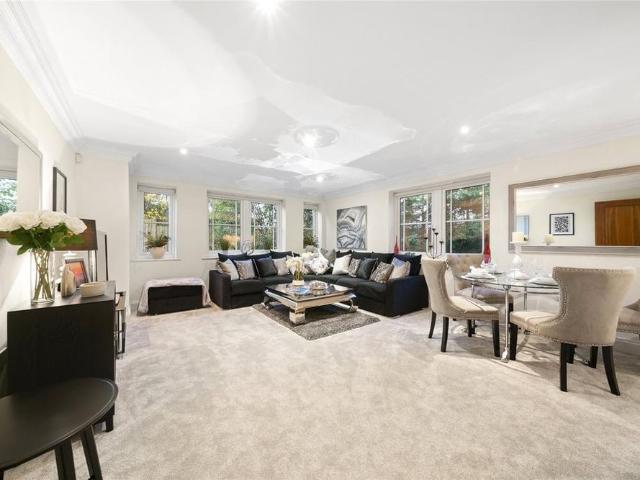 Apartment for rent in Blackhills, Surrey