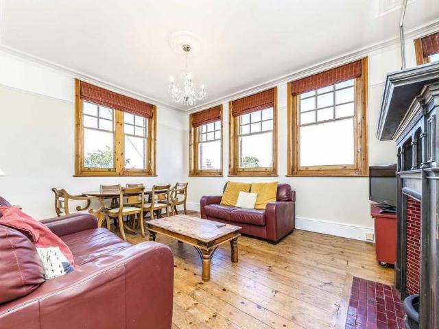 Apartment for rent in Strawberry Hill, Greater London