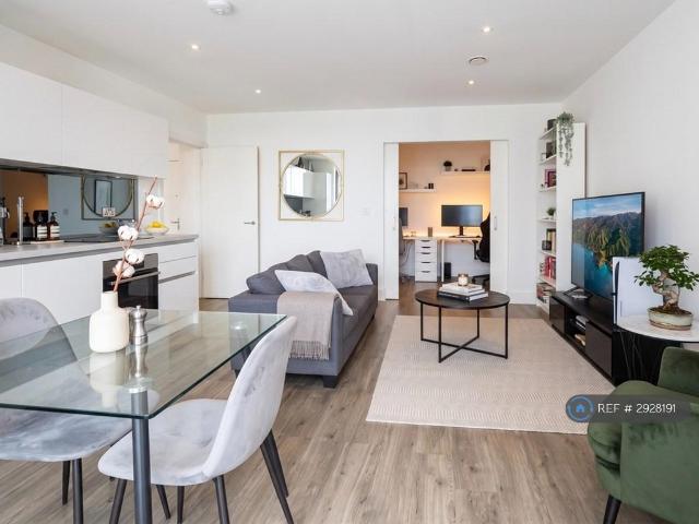 Flat for rent in Birch Green, Lower Halliford