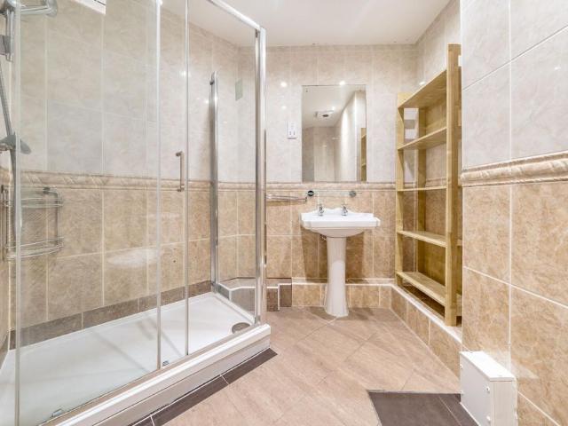 Flat for rent in Little Stanmore, Greater London