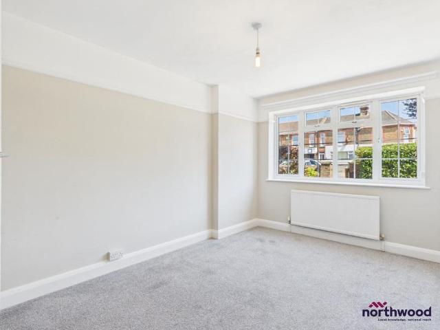 Apartment for rent in Roselands, Eastbourne