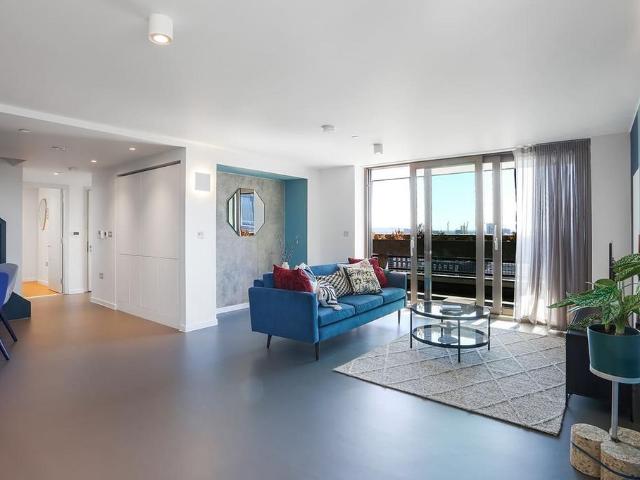 Flat for rent in Poplar Grove, Greater London