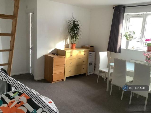 Apartment for rent in Newbury Park, Greater London