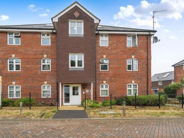 Flat for rent in Bagshot, Surrey Heath