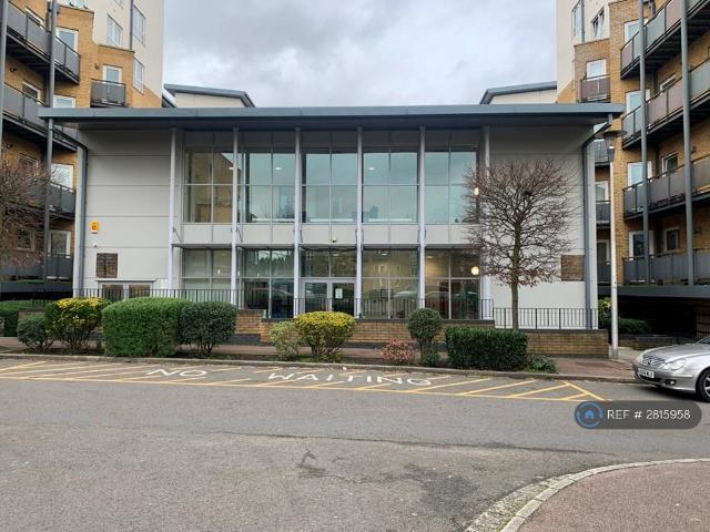 Flat for rent in Holywell Estate, North Watford