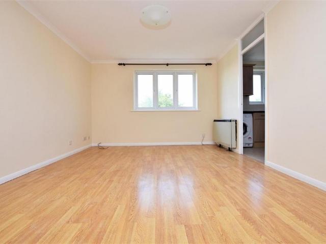 Flat for rent in Little Heath, Greater London
