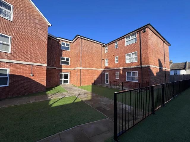 Flat for rent in Luton, Chatham
