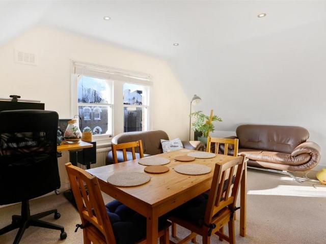 Flat for rent in Holloway, Cat Hill