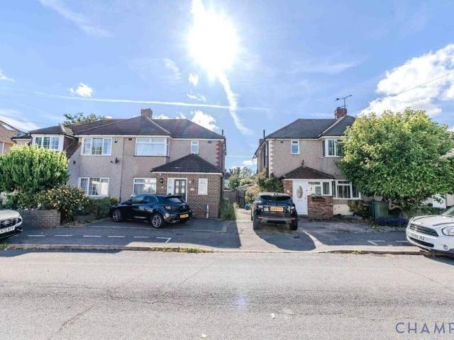 Apartment for rent in Elm Park, Greater London
