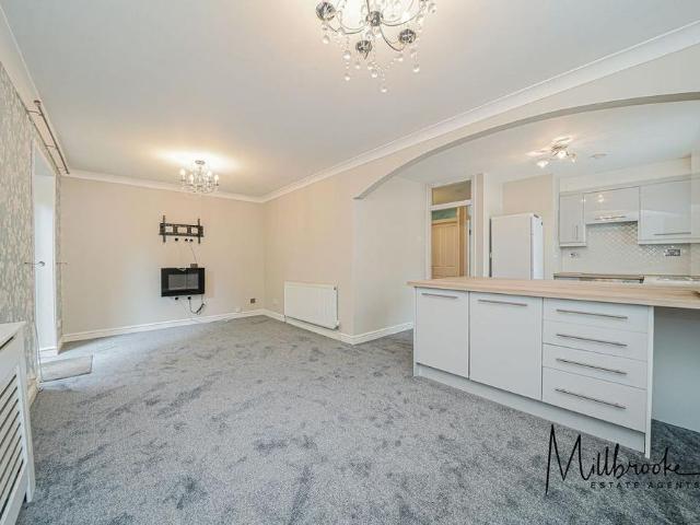 Apartment for rent in Roe Green, Salford