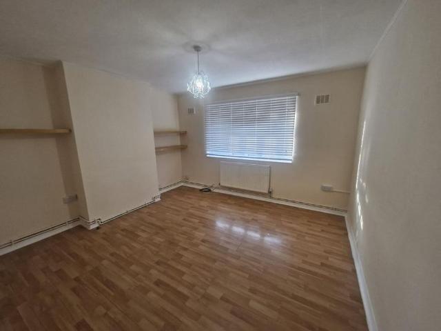 Apartment for rent in Newbury Park, Greater London