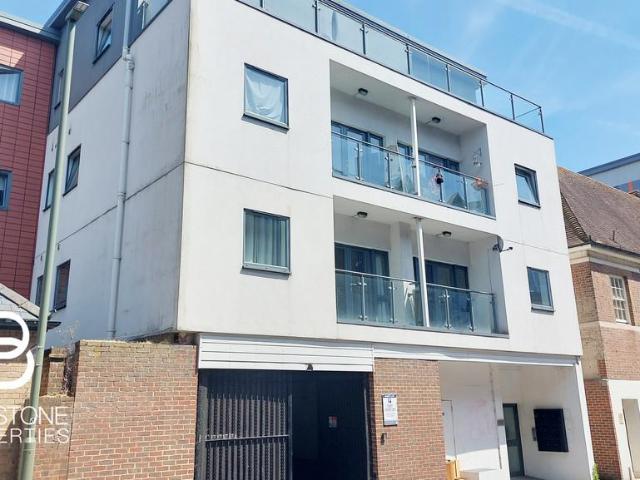 Flat for rent in Red Hill, Surrey