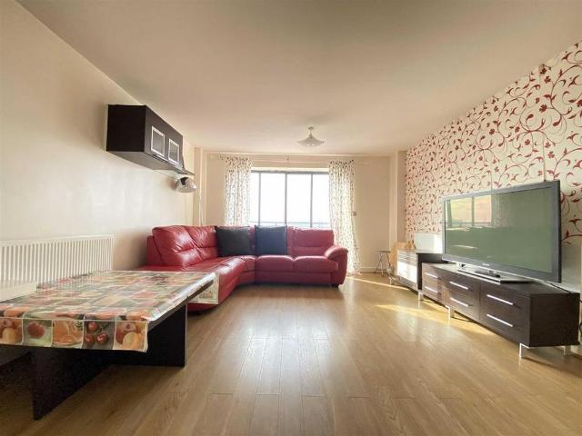 Apartment for rent in Roding Riverside, Greater London