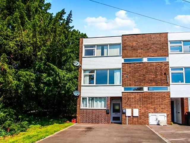 Apartment for rent in Abbey End, Green Close