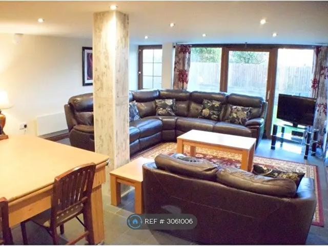 Apartment for rent in Llansaint