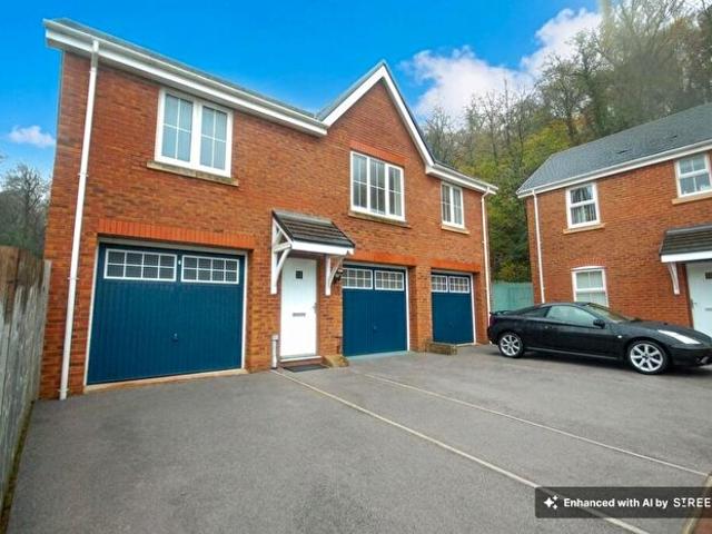 Apartment for rent in Cefn Rhigos, Rhigos