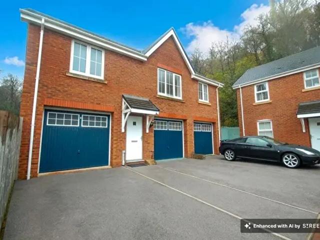 Apartment for rent in Cefn Rhigos, Rhigos