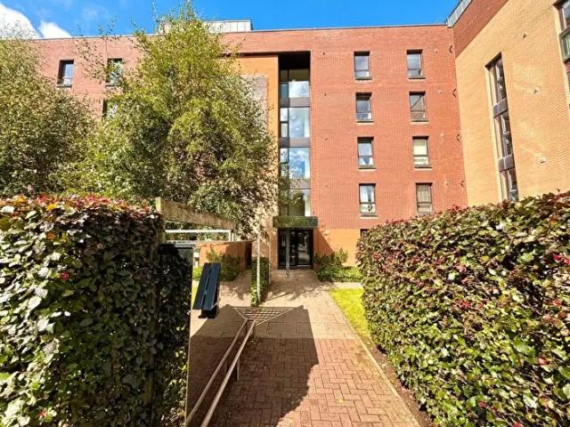 Apartment for rent in Shawmoss, Pollokshaws