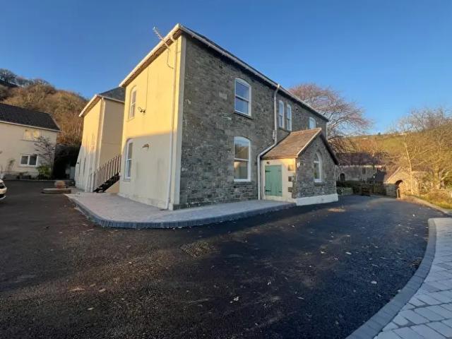 Apartment for rent in Llanfynydd