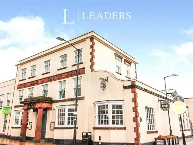 Apartment for rent in Abbey End, Green Close
