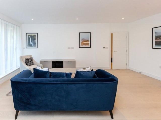 Apartment for rent in Brondesbury, Greater London