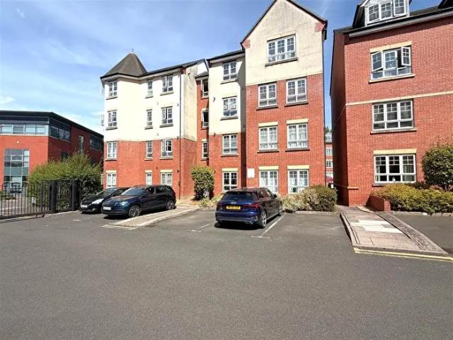 Apartment for rent in Woodloes Park, Green Close