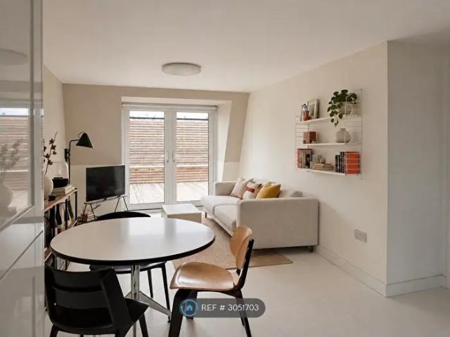 Apartment for rent in Abbey End, Green Close