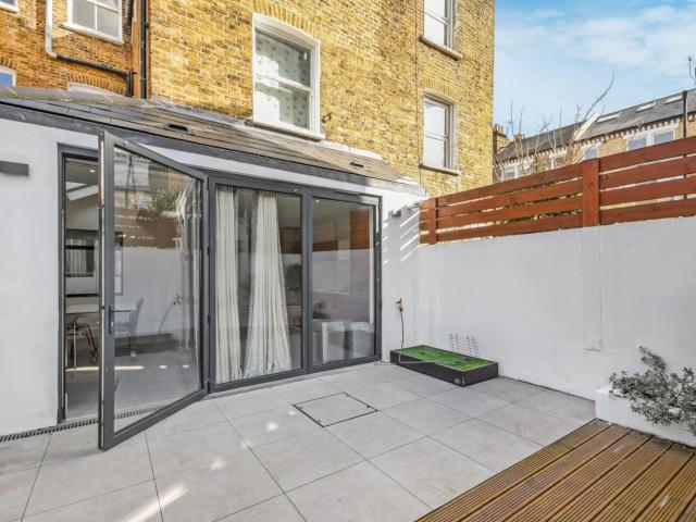 Apartment for rent in Stockwell Park, Greater London