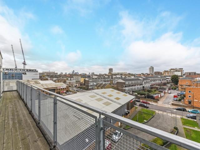 Apartment for rent in Poplar Grove, Greater London