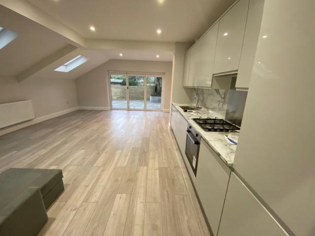 Apartment for rent in Queen's Park, Greater London