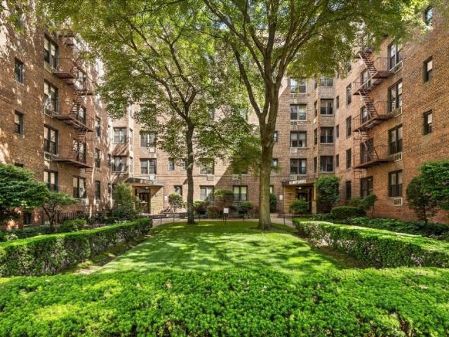 Apartment for sale in Queens, Arverne