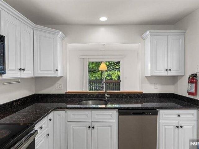 Condo for sale in Fort Lee, New Jersey