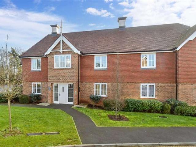 Flat for sale in Fole, Surrey