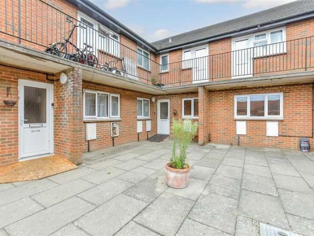 Flat for sale in Barracks, Canterbury