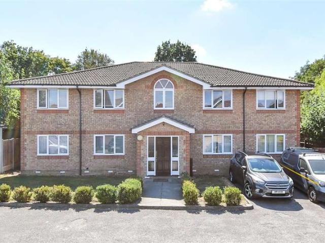 Flat for sale in Langdon Hills, Essex